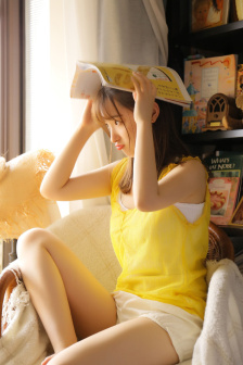 女子当众撩衣给男友喂NAI